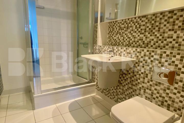 Spacious bright and airy two bedroom apartment in a very convenient location Plumbers Row, Aldgate